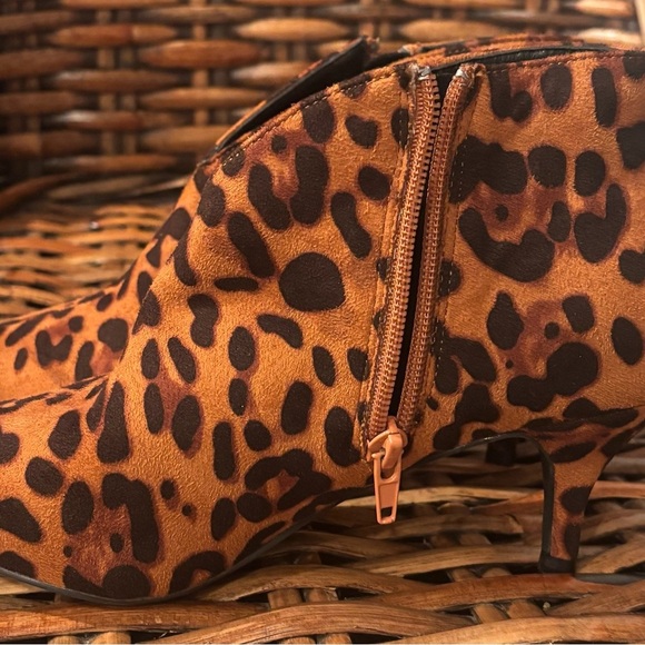 Allegra K Chic Leopard Pointy Toe Kitten Heels in size. Only worn a few times ! - Picture 5 of 10